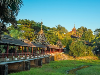 Overdekte houten brug met tempeldaken in Mandalay, Myanmar.