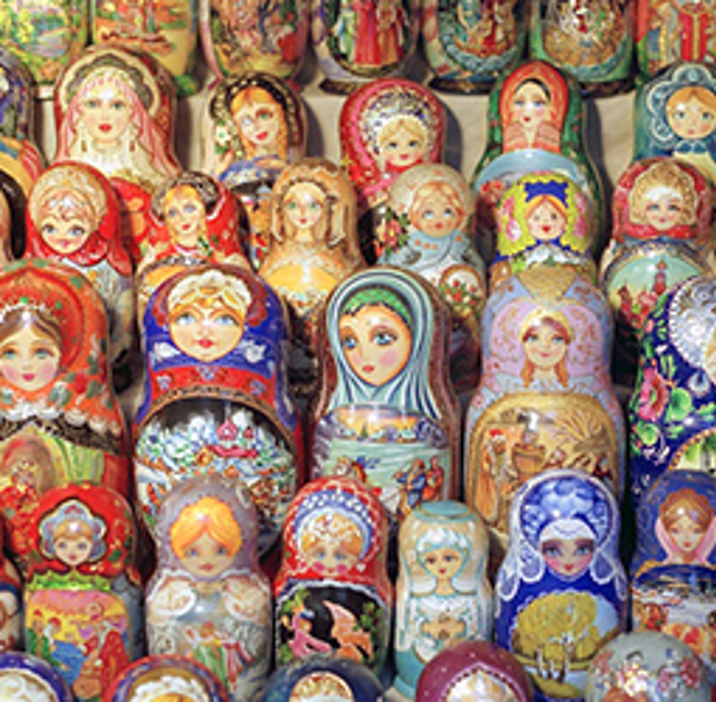 Gekleurde Russische matroesjka-poppen als souvenir tijdens een groepsrondreis door Rusland.