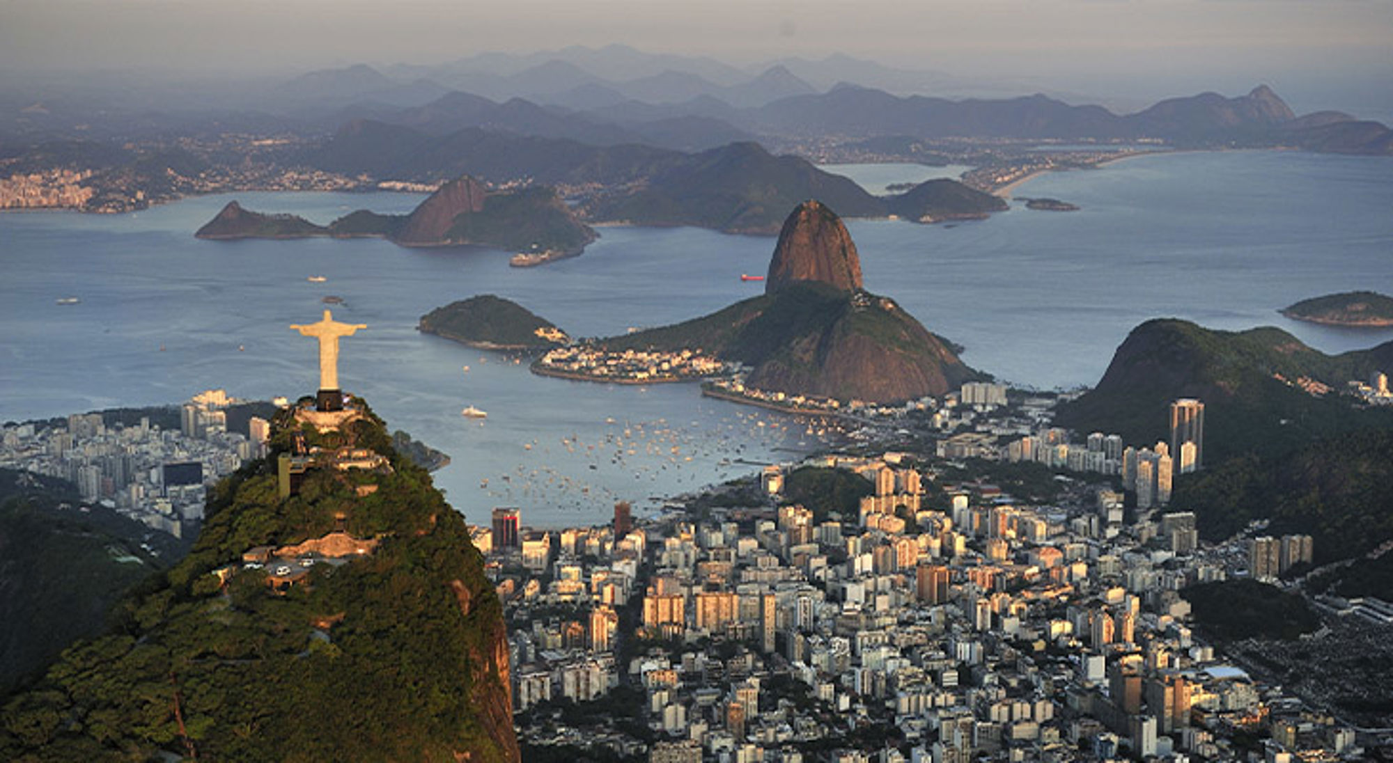Uitzicht over Rio de Janeiro met het Christus de Verlosser-beeld en de Suikerbroodberg aan de baai.