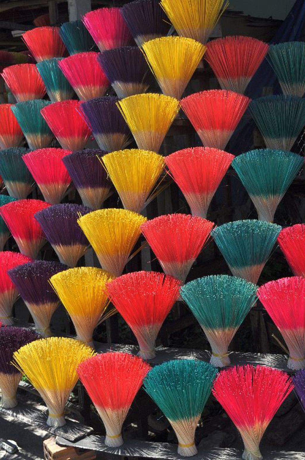 Kleurrijke bundels wierookstokjes die drogen in Vietnam tijdens de familiereis Vietnam Hoogtepunten.
