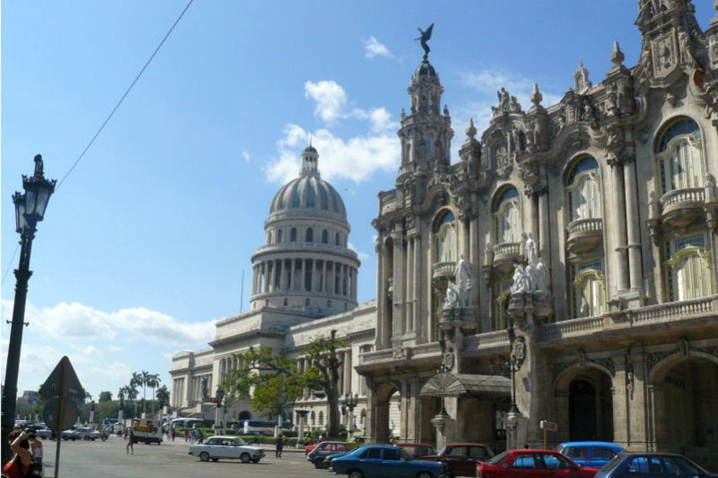 Capitool van Havana met het Gran Teatro de La Habana aan de Paseo del Prado, Cuba.