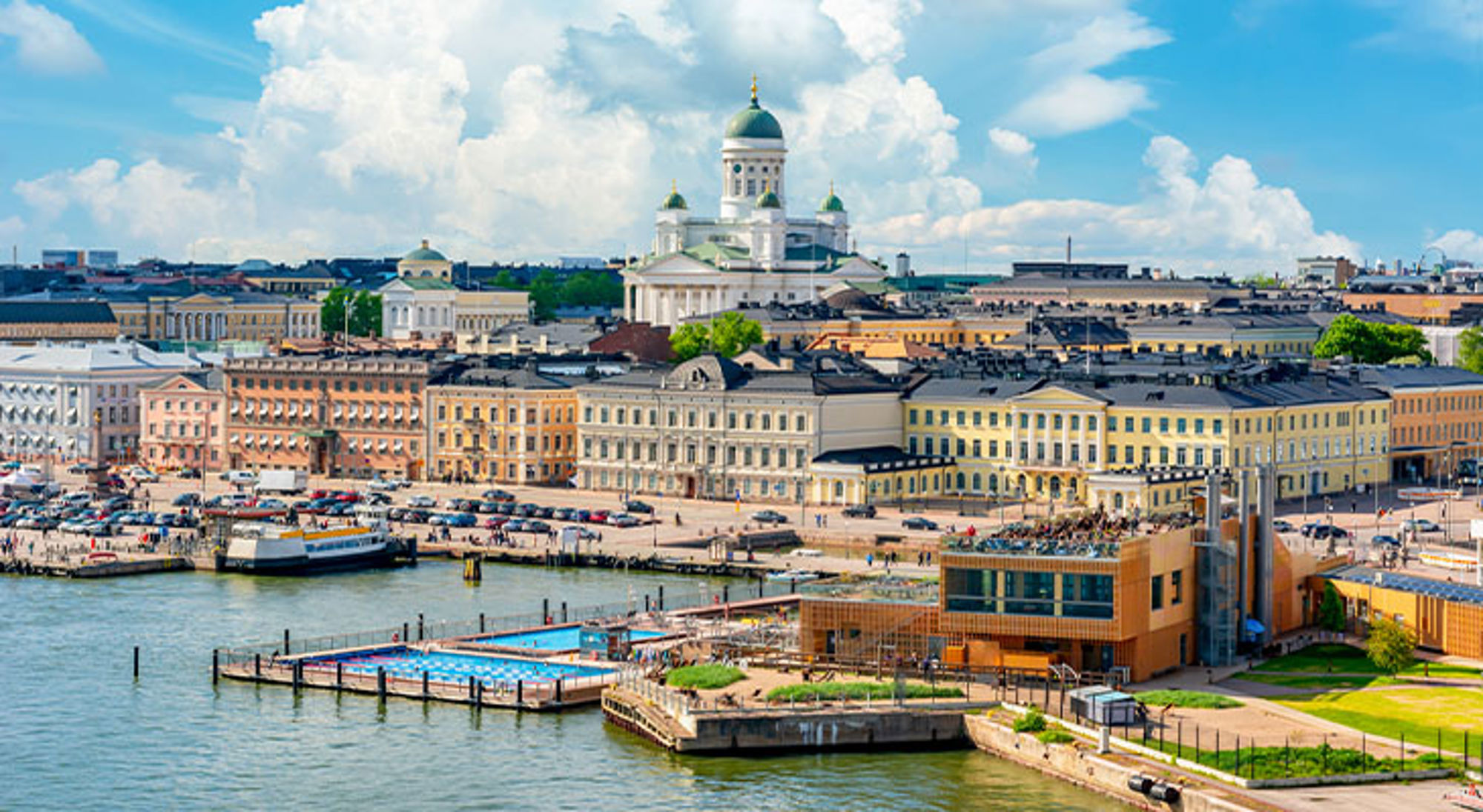 Helsinki Skyline van Helsinki met de haven en de Helsinki Cathedral op de achtergrond.