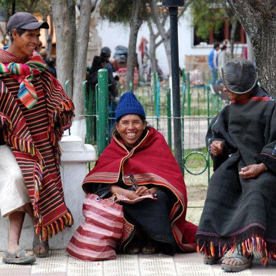 Lokale bewoners in traditionele kleding op een plein tijdens een groepsrondreis door Bolivia en Chili.