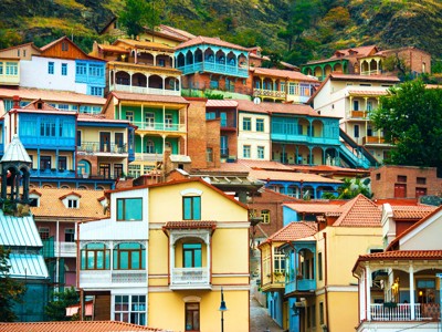 Kleurrijke oude huizen met houten balkons in de oude binnenstad van Tbilisi, Georgië.