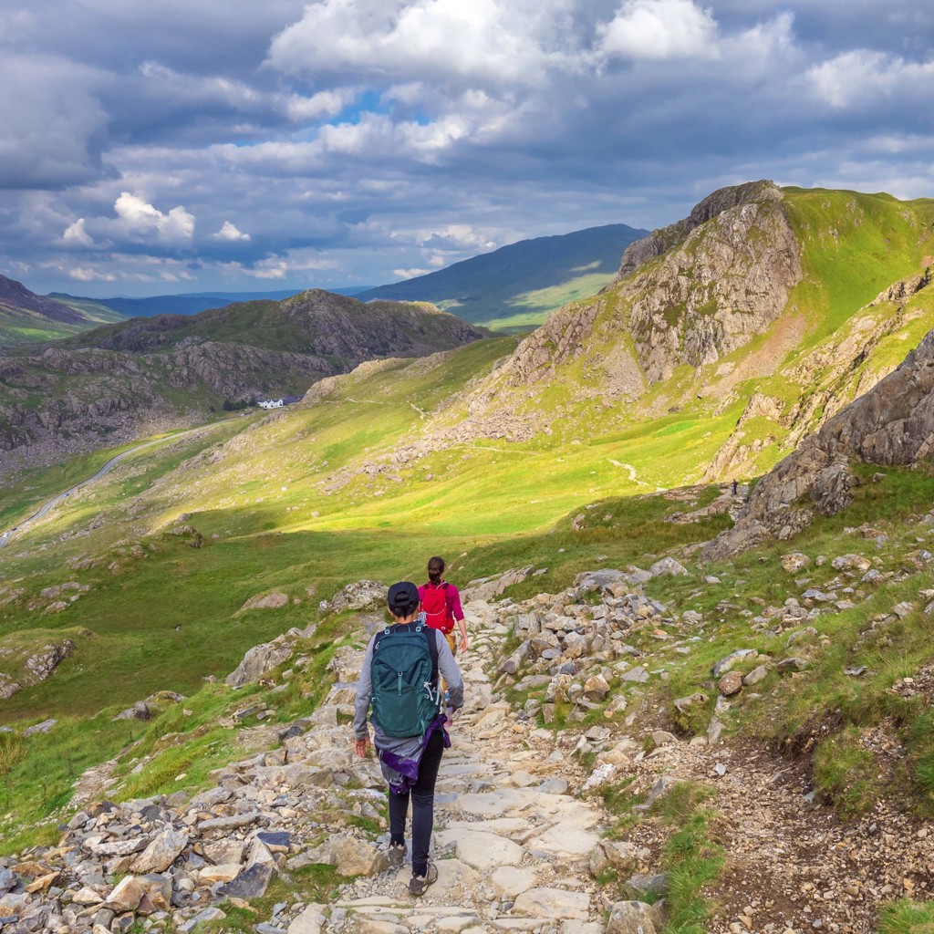 Wandelaars op bergpad in groen heuvellandschap tijdens groepsrondreis Verenigd Koninkrijk & Ierland.