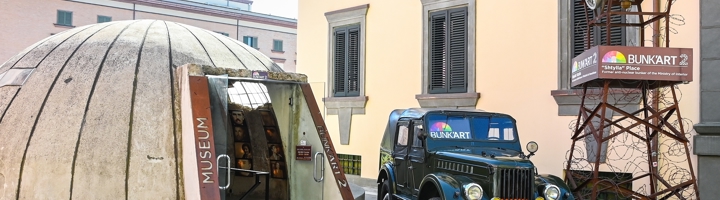 Ingang van museum Bunk’Art 2 in Tirana, met bunkerkoepel en militaire jeep.