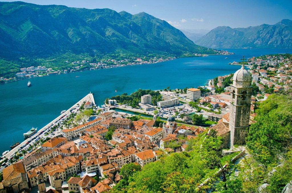 Uitzicht over de Baai van Kotor met oude stad en kerktoren, tijdens groepsrondreis Balkan.