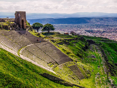 Antiek theater van Pergamon met uitzicht over de vallei, Turkije.