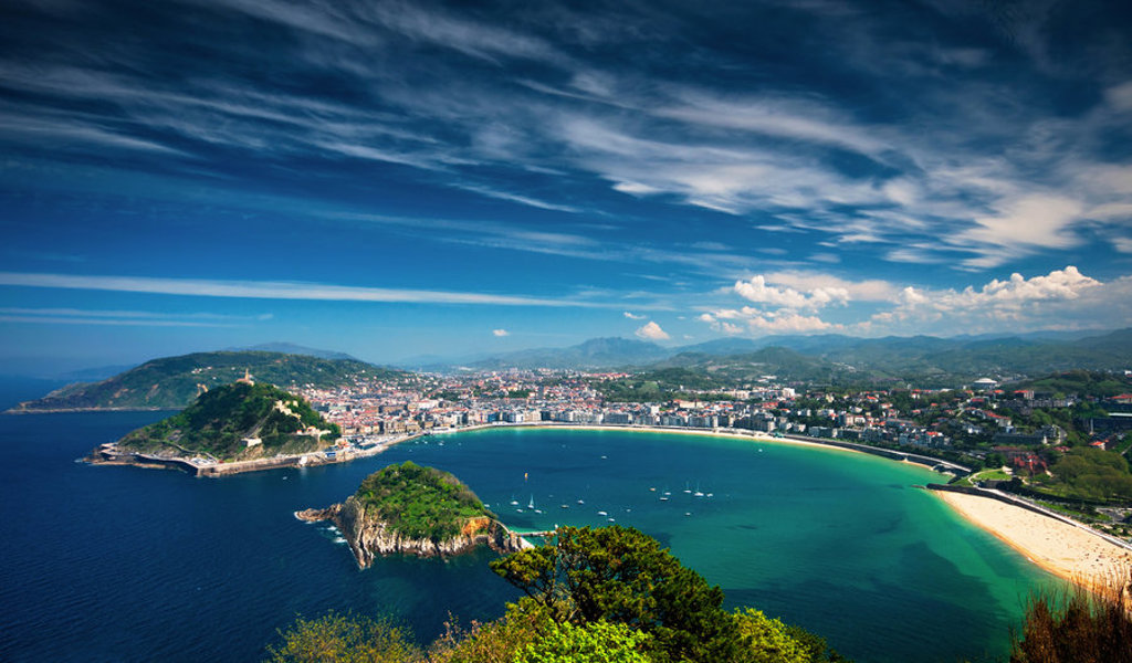 Panoramisch uitzicht op de baai en het strand van San Sebastián, Spanje, tijdens een familiereis Spanje & Portugal.