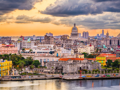 Skyline van Havana met het Capitool en de Malecón bij zonsondergang, Cuba.
