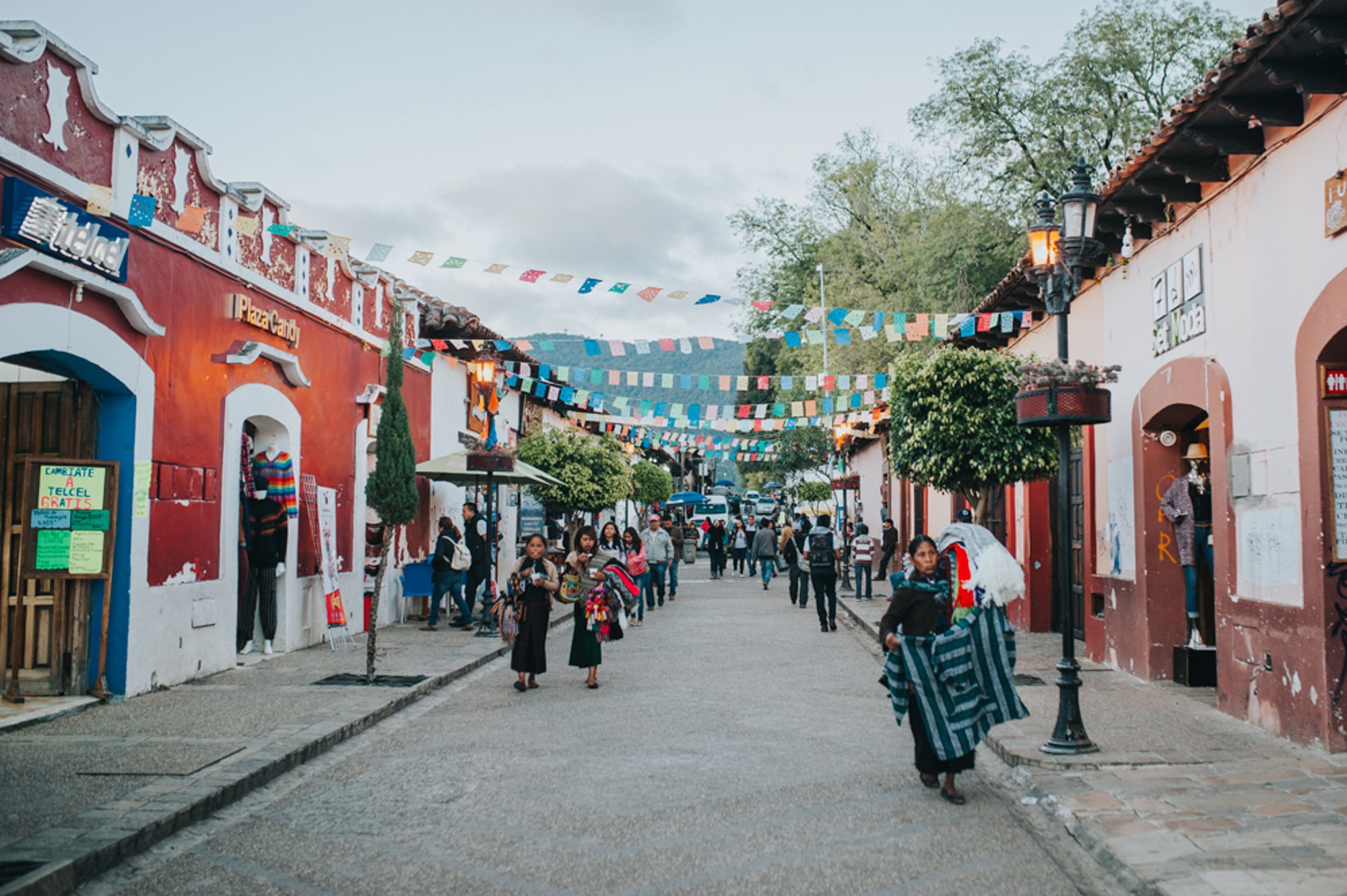 straat in san cristobal Drukke straat met kleurrijke vlaggetjes en koloniale gevels in San Cristóbal de las Casas, Chiapas, Mexico.