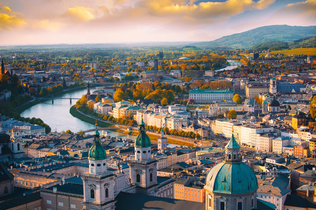 Panoramisch uitzicht op Salzburg met de Salzach en kerktorens, een stop tijdens de Oriënt Express naar Istanbul.