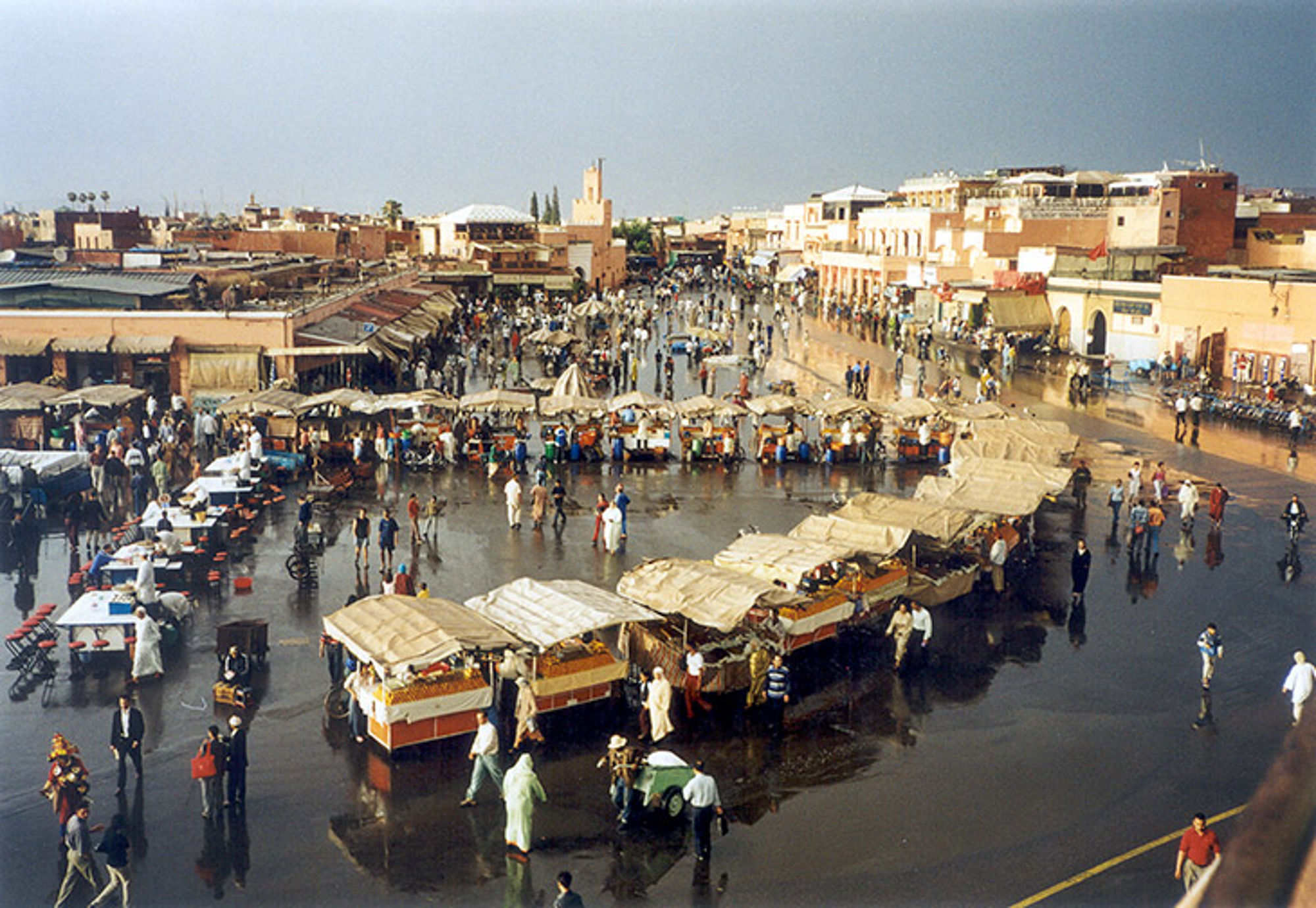 Jmaa el Fna plein, Marrakech, Marokko Drukke markt op het Jemaa el-Fna-plein in Marrakech met eetkraampjes en bezoekers.