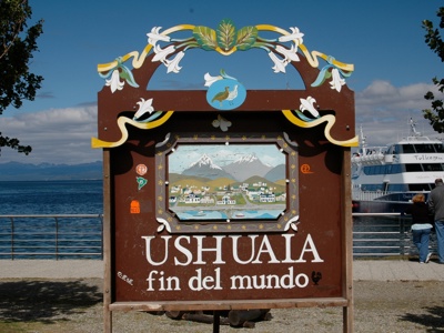 Ushuaia fin del mundo-bord aan de waterkant, vertrekpunt voor de Antarctica-route.