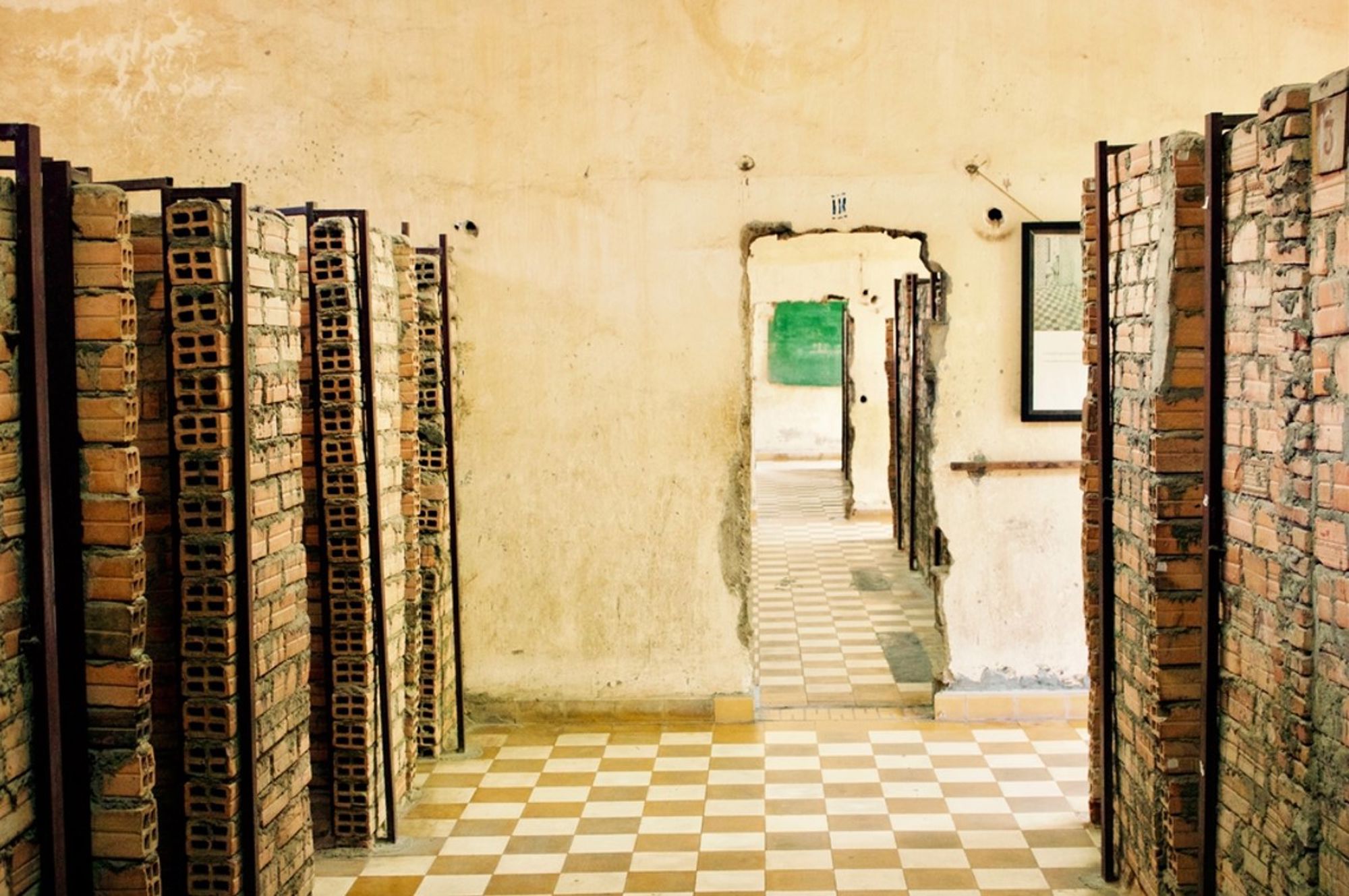 Gangen met bakstenen cellen in Tuol Sleng Genocide Museum (S-21) in Phnom Penh, Cambodja.