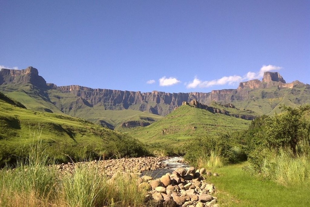 Groene heuvels met lage struiken in het landschap van Zuid-Afrika, eSwatini en Lesotho.