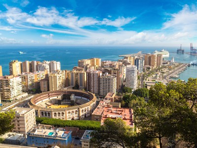 Uitzicht over de arena en haven van Málaga aan de Costa del Sol tijdens de familiereis Spanje & Portugal.