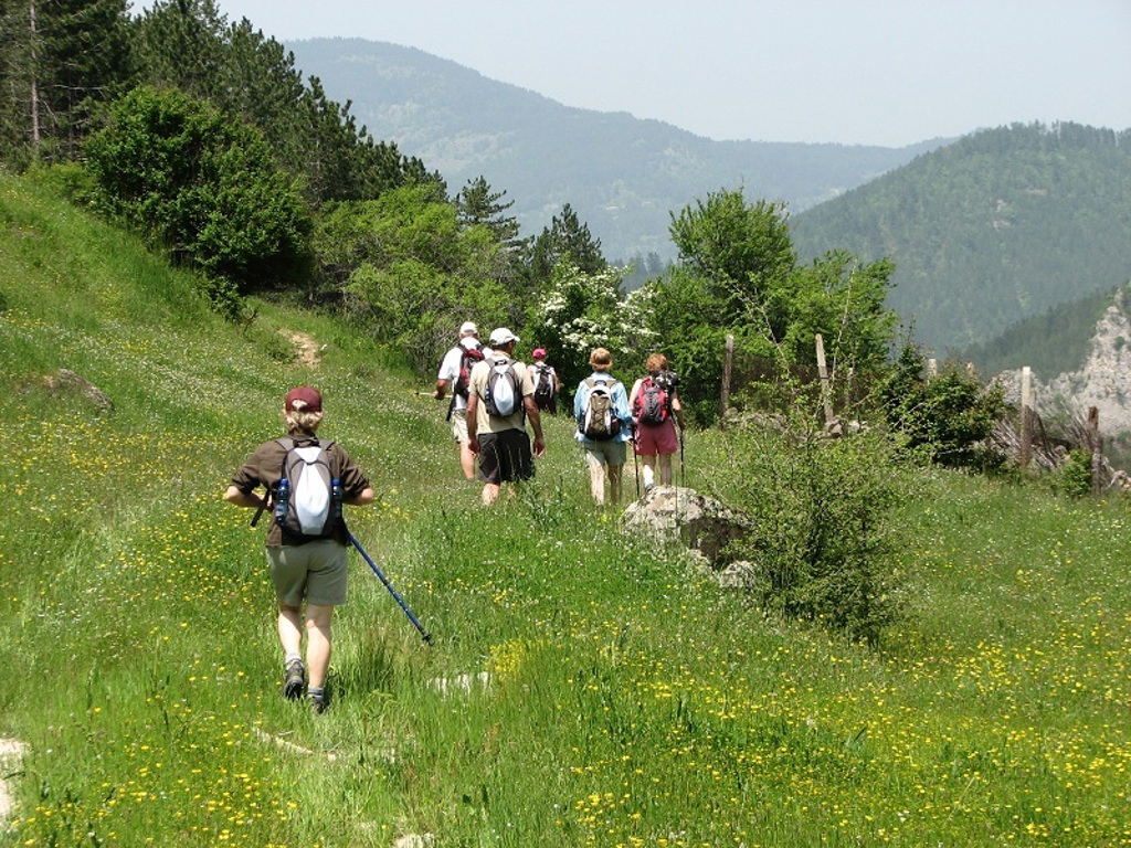 Wandelaars met rugzakken op een bergpad in de Bulgaarse Balkan tijdens een wandelvakantie in Bulgarije.