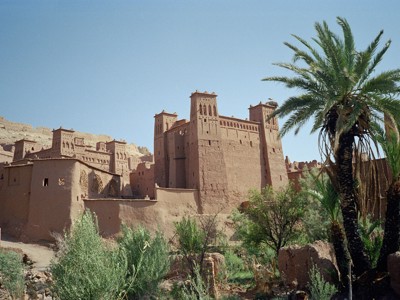 Kasbah Aït Ben Haddou met palmbomen in Marokko.