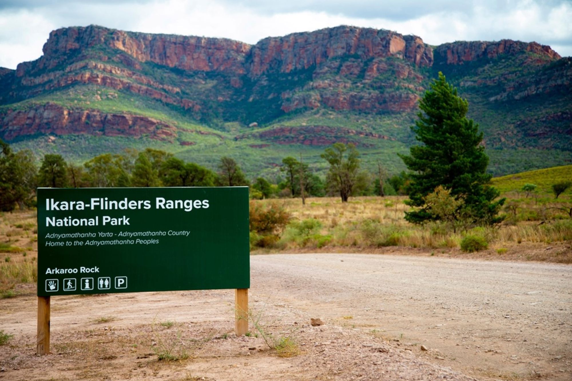 Ingangsbord Ikara-Flinders Ranges National Park met berglandschap op de achtergrond, Zuid-Australië.