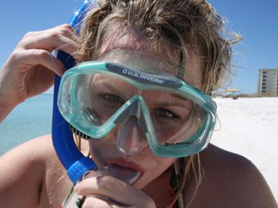 Kind met snorkelmasker op het strand tijdens de Azoren familiereis van 12 dagen.
