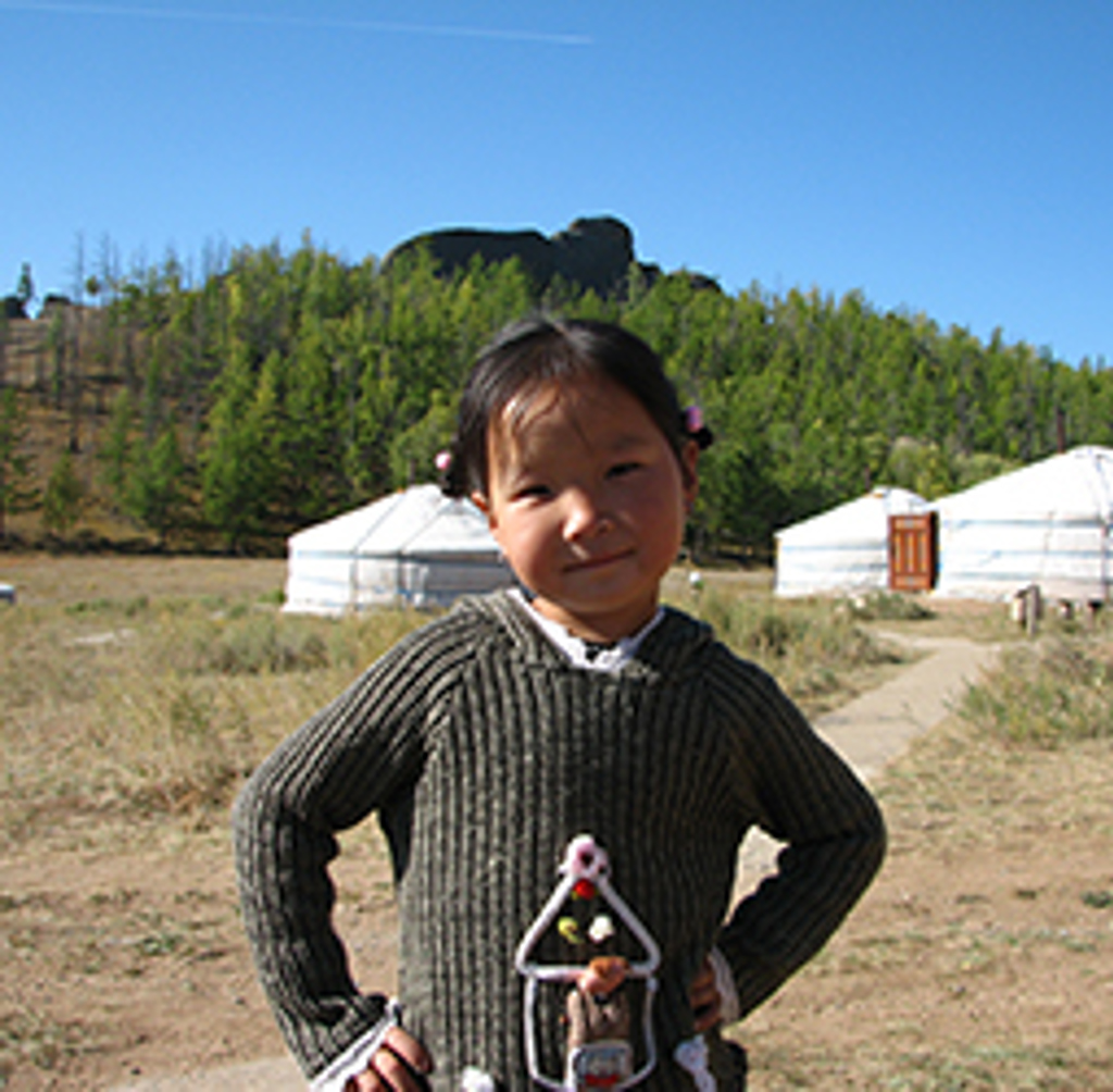 Meisje bij traditionele ger-tenten in Mongolië tijdens de rondreis Trans-Siberië Expres.