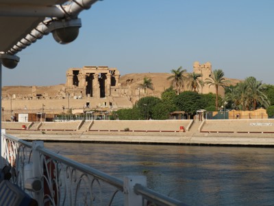 Uitzicht vanaf een Nijlcruise op de tempel van Kom Ombo langs de rivier in Egypte.