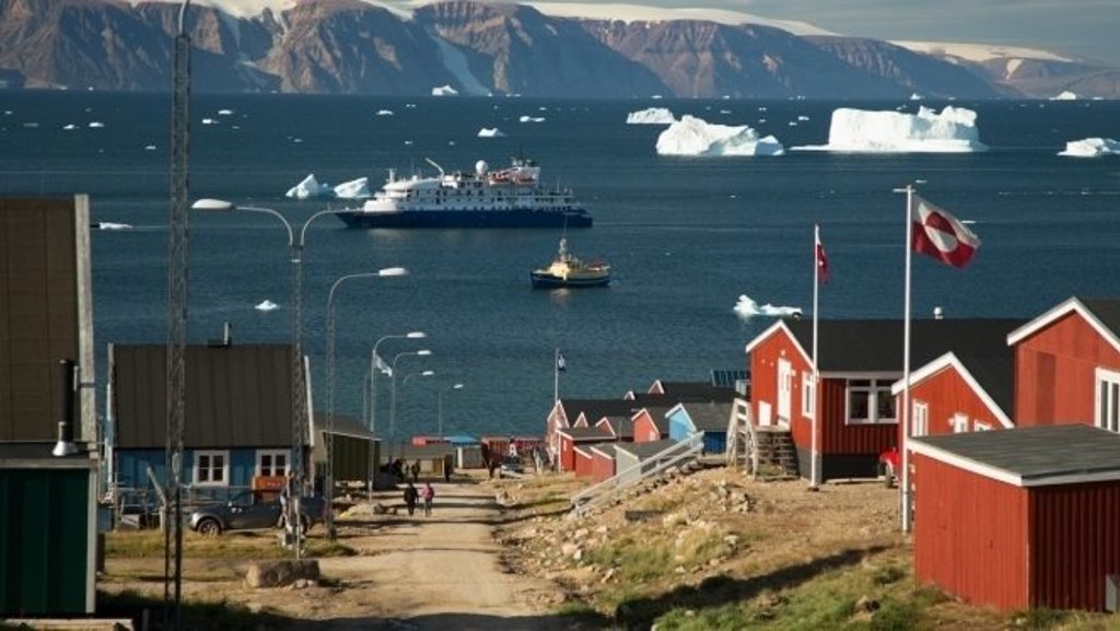 Walrus rust op zee-ijs tijdens groepsrondreis Arctisch Canada & Groenland, Northwest Passage.