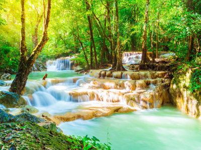 Watervallen met turquoise poelen in een groen tropisch regenwoud in Thailand.