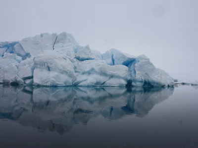 Drijvende ijsberg in kalme zee bij Spitsbergen tijdens de zeilreis met de Antigua.