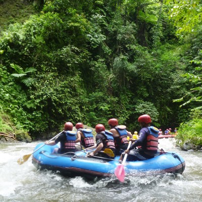 Raften op de Telaga Waja-rivier op Bali, met een rubberboot door stroomversnellingen in de jungle.