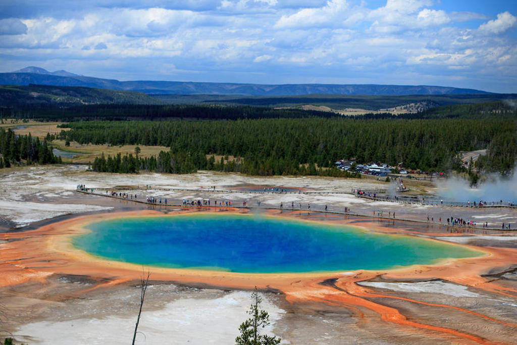 Grand Prismatic Spring in Yellowstone National Park tijdens groepsrondreis Verenigde Staten Noordwest.