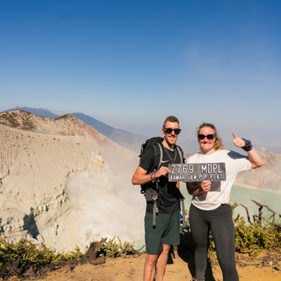 Twee reizigers bij de krater van Kawah Ijen op Java tijdens een 22-35ers groepsreis Indonesië.