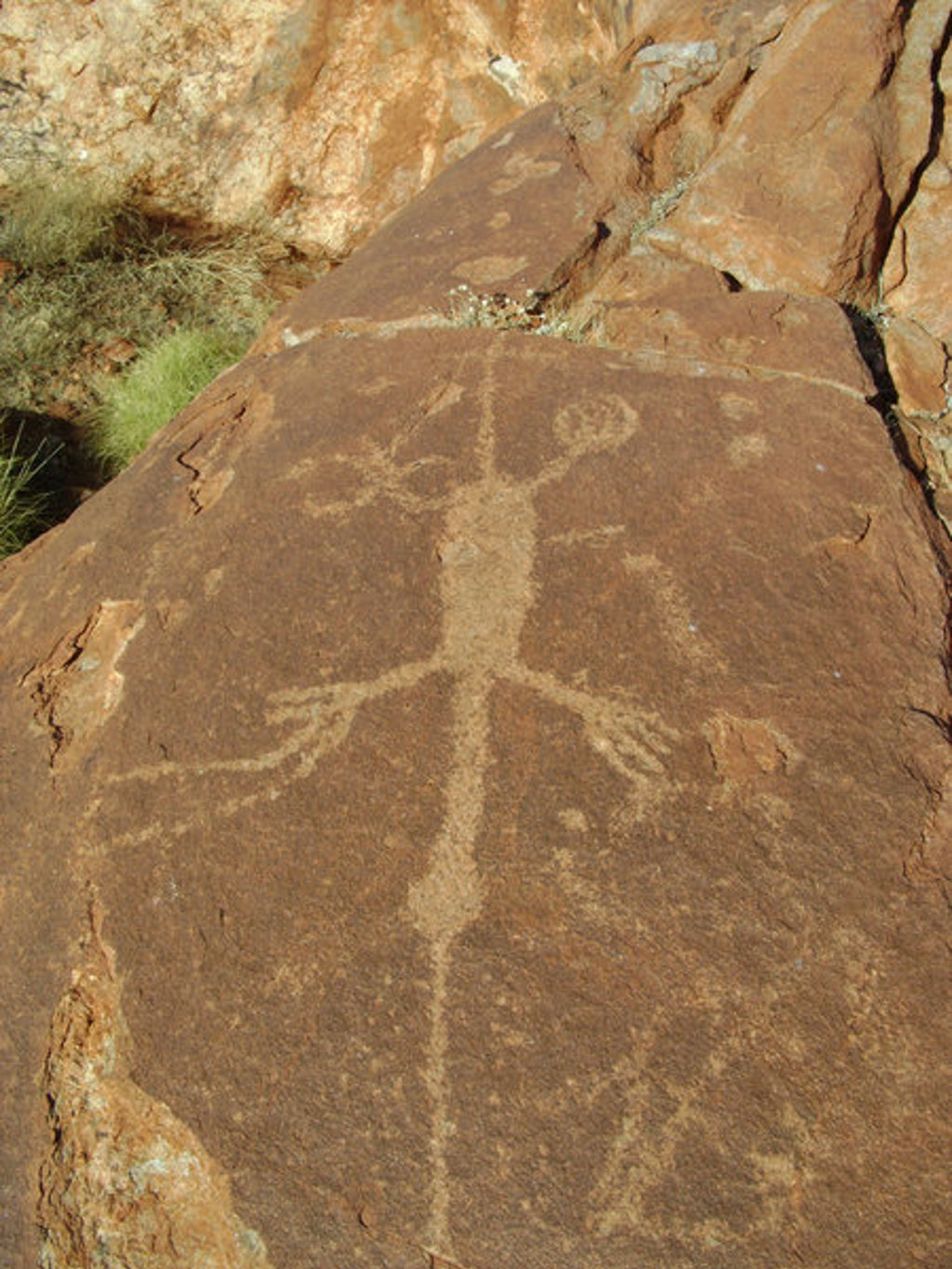 Rotstekening van een mensfiguur in West-Australië tijdens een groepsrondreis.