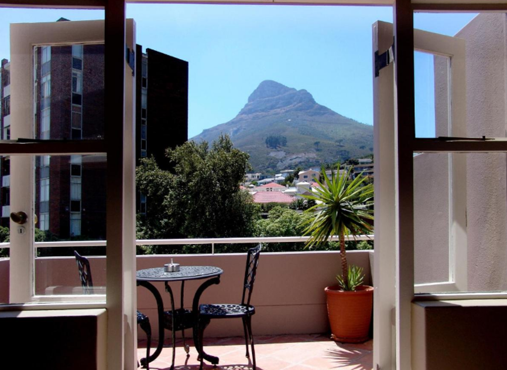 Uitzicht vanaf balkon in Kaapstad op Lion’s Head, tijdens de premium groepsrondreis Zuid-Afrika.