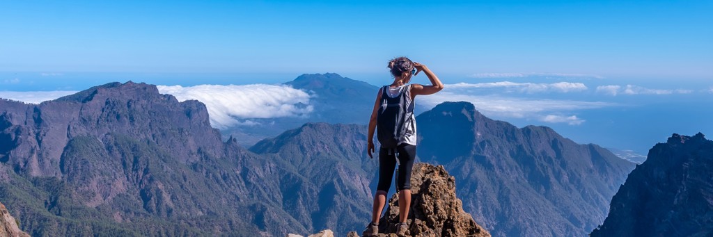 Wandelaar met rugzak op bergtop met uitzicht over de bergen van Tenerife, Canarische Eilanden.