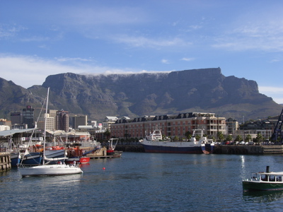 Uitzicht op de V&A Waterfront in Kaapstad met de Tafelberg op de achtergrond.