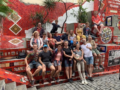 Groep reizigers op de kleurrijke Escadaria Selarón-trappen in Rio de Janeiro tijdens de route Buenos Aires naar Rio.