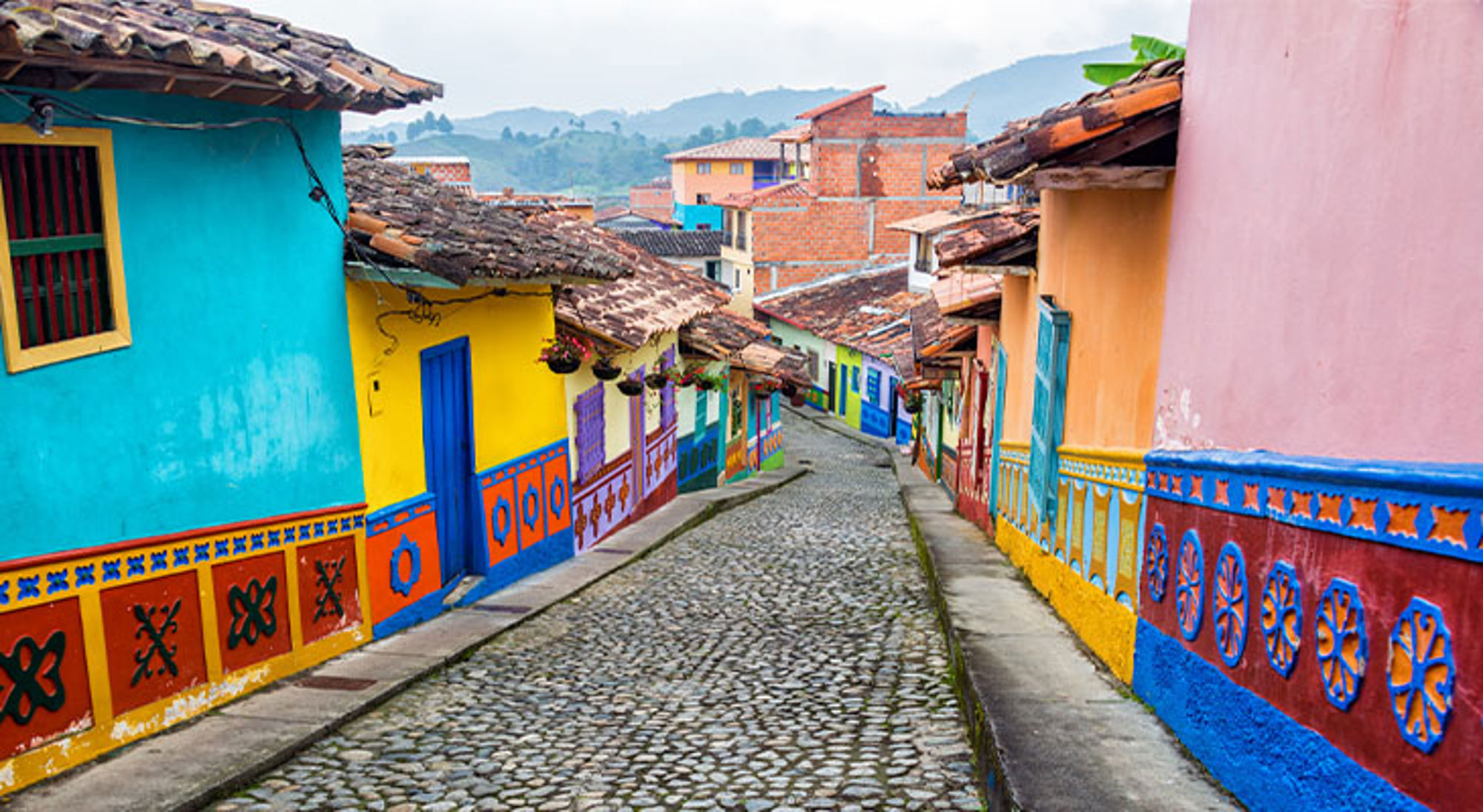 Guatapé Colombia Kleurrijke straat met kasseien en beschilderde huizen in Guatapé, Colombia.