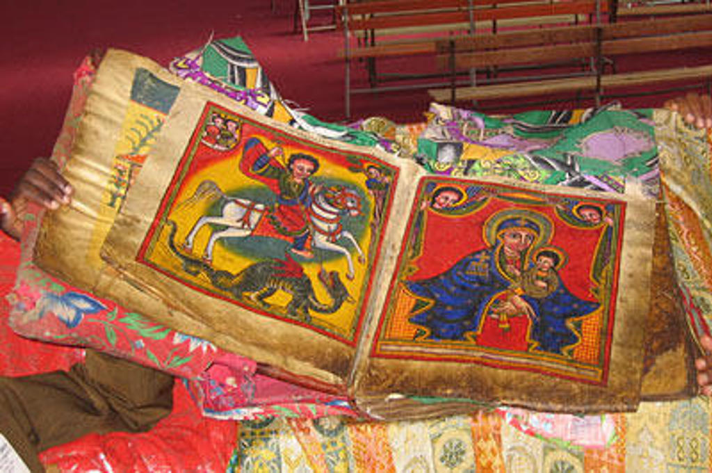 Ethiopisch religieus manuscript met kleurrijke iconen, gezien tijdens een groepsrondreis door Ethiopië.