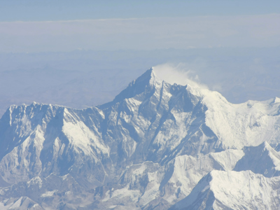 Sneeuwbedekte bergtoppen in de Himalaya langs de route Sikkim en Bhutan.