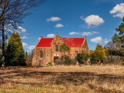 Stenen kerk met rood dak langs de route Kaapstad - Johannesburg in Zuid-Afrika.