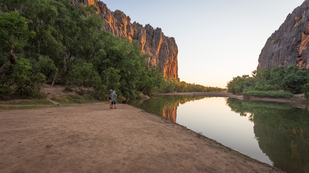 Wandelaars bij een rivier met hoge rotswanden in West-Australië tijdens een groepsrondreis.