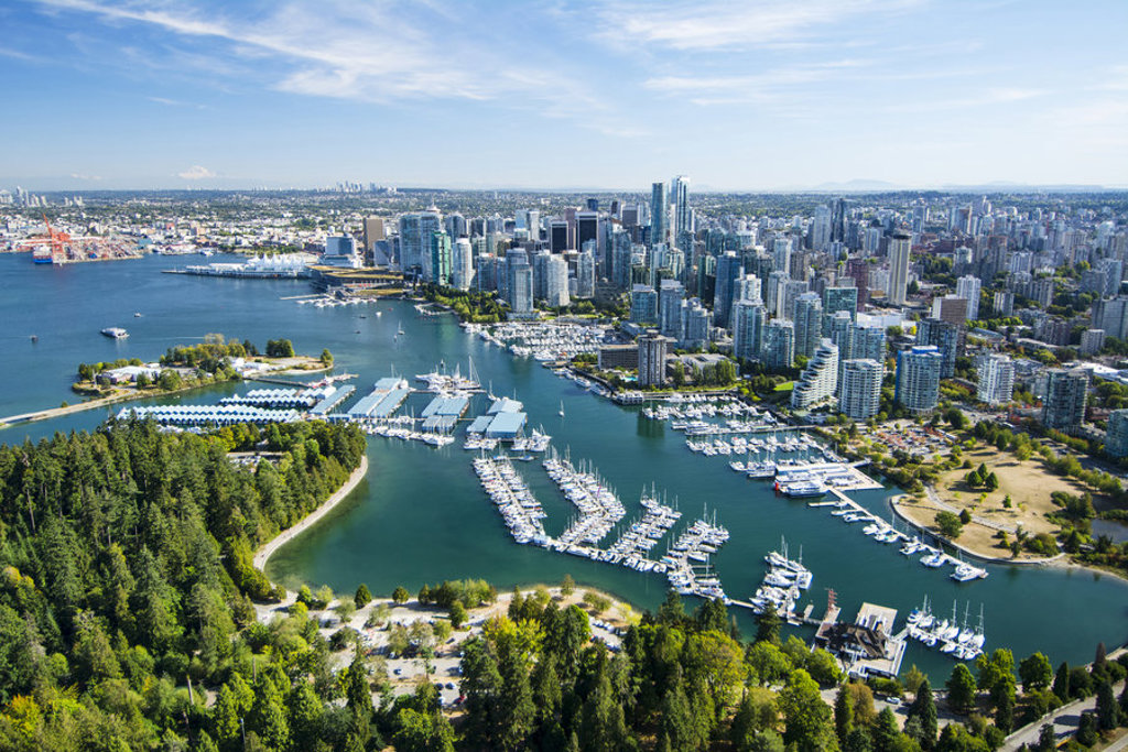 Uitzicht op de skyline van Vancouver met jachthaven en Stanley Park tijdens groepsrondreis Canada West.