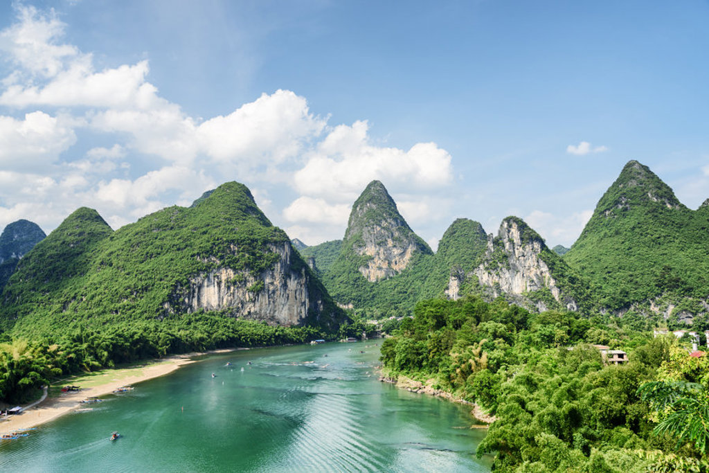 Karstbergen langs de Li-rivier bij Guilin, een hoogtepunt van de groepsrondreis China.