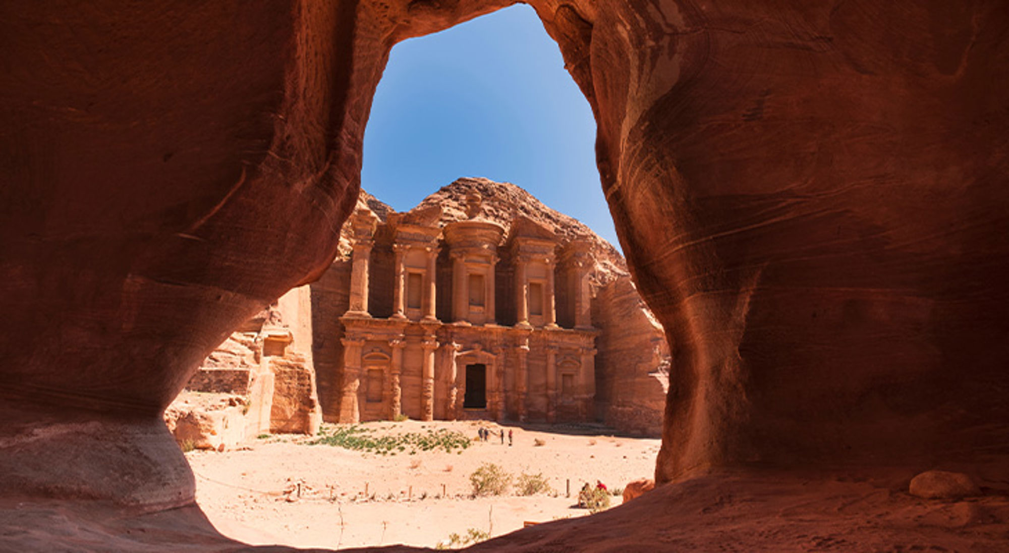 Uitzicht vanuit een rotsopening op het klooster Ad Deir in Petra, Jordanië.