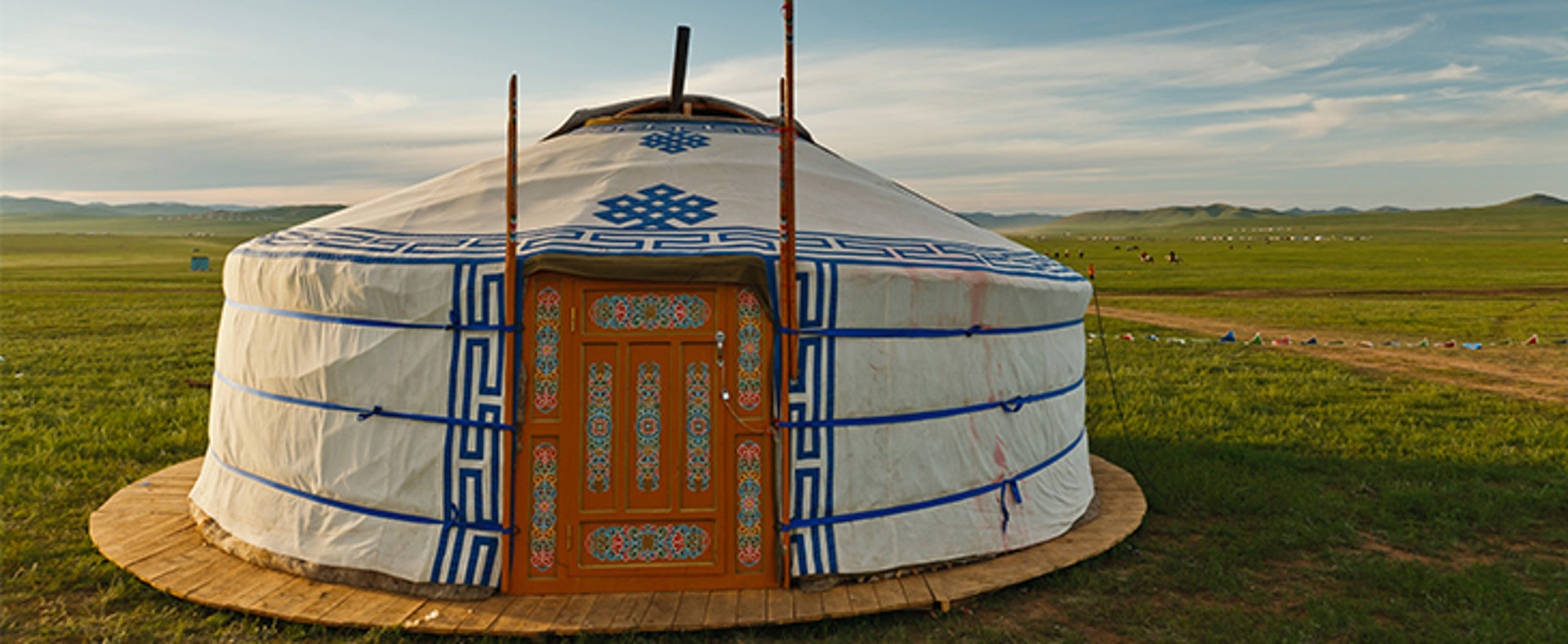 Ger in Mongolie Traditionele Mongoolse ger op de groene steppe bij zonsondergang.