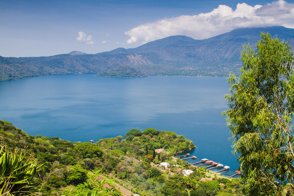 Uitzicht op het Atitlánmeer met bergen en groene oevers in Guatemala tijdens de groepsrondreis Trans-Midden-Amerika.