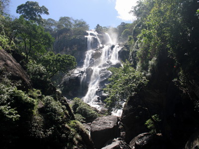 Waterval in groen bergbos langs de route Zambia, Malawi en Tanzania.
