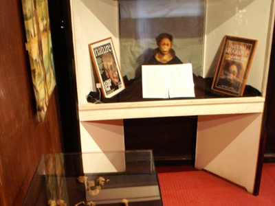 Tentoonstelling in het Nationaal Museum van Ethiopië met een hominide fossiel en tijdschriftcovers in een vitrine.